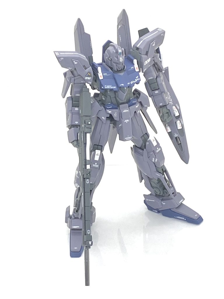 百式系の鬼門は合わせ目の多さ・・・特に後ろのバインダーはほぼ必ず合わせ目がありデルタプラスにもやはりありました。これを消すのには大変手間が掛かるので百式やゼータプラス(テスト機イメージカラー)の時と同じ様に合わせ目はダンモを使って段落ちモールドにしました。こうすればウイングは後ハメ出来ますし、塗装する際も全パーツを別個で出来ますから大変お勧め出来ます。かなり複座なデザインですがウイング以外の合わせ目は頭、肩、脚のシリンダー部、ビームライフルぐらいで肩は白化が目立ってしまい、今回は上からデカールを貼って誤魔化しました・・・この手は結構使えますよ(笑)。