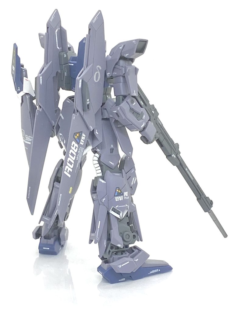 塗装の最大の難関は各部にある差し色のホワイトで特に脚や腰後ろのホワイトはマスキングするだけで一苦労です。こういう時は成型色仕上げならではの拭き取り塗装で(笑)、マスキングもせずにエアブラシをなるべく細吹きでホワイトを吹き付け、はみ出したら溶剤を付けた綿棒で落としました・・・ちゃんと拭き取らないと白が残って目立つのですがきちんと落とせればかなりの時間短縮にもなります。ですが、ホワイトのパーツも同じ色合いにしたかったので今回は全部塗装しました。クレオスのクールホワイトは隠ぺい力が抜群なので濃い成型色でも二回も吹けば真っ白になるので自分には欠かせない塗料の一つです。