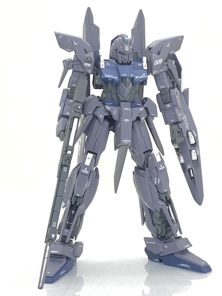 実は・・・リゼル(隊長機)やジェガンD型よりもデルタプラスの方が早く作り始めていて、墨入れ迄終わった時に部品請求を見たらMGのマーキングシールの在庫があり、形式番号などのマーキングがあったのですぐに頼みましたが二週間ほど製作が滞ってしまいました。もう、リゼルは完成しジェガンも作り始めていたのでジェガンが終わってから再開しました。今回は見てくれる方にデルタの鼓動の感じてもらいたかったので(笑)スジボリ堂様のロボデカール 注意書きマークを使い、試作機のイメージを出してます。後はネェル・アーガマやロンド・ベル、そして「アナハイム・エレクトロニクス社製で変形するガンダムタイプMS」といった意味合いと解釈してるVMsAWrs(ヴァモーズ、Variable Mobile-suit And Wave-rider system ＝ モビルスーツとウェイブライダーに変形する機構)のデカールを多数貼りましたが今回はデカール貼りに5日も掛かってしまいました。しかも変形させると必ずデカールが剥がれるのでウェイブライダーは今回も無いのですが・・・。 