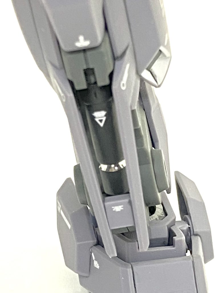 脚のシリンダーにはミラーフィニッシュを貼っています。