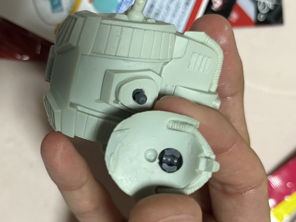 首の取り付け位置も少し変更しています。キットのままだと少し手前すぎるのと若干下を向いてしまっているため、本来の穴よりも若干手前にボールジョイントを仕込んであげるとちょうど良い位置になりました。