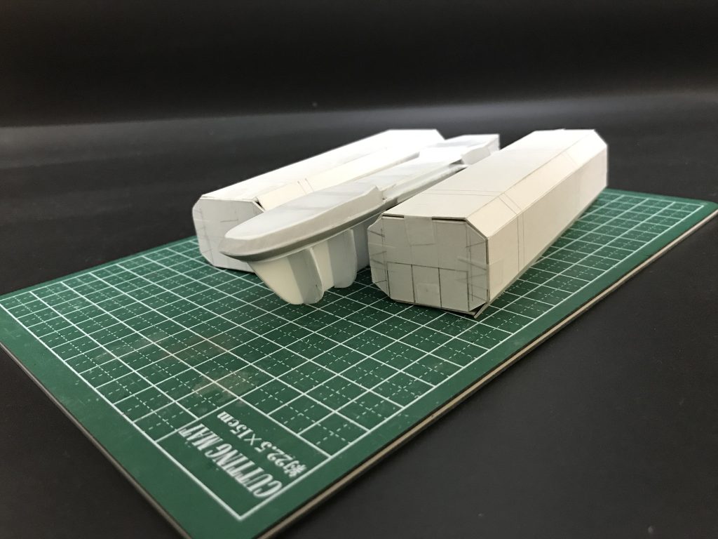 先ずはサイズ、バランス基準になりそうなサイドのコンテナを厚紙で作成、基準とし、真ん中を