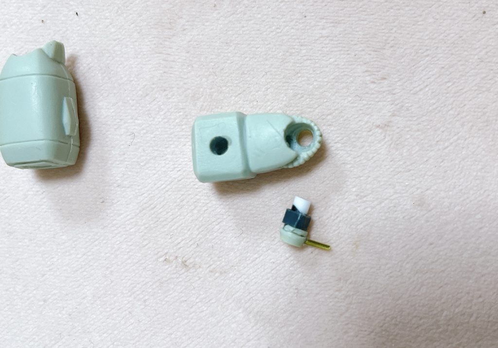 肘の可動は片方の丸モールドを切り離し、そこに3mm棒と真鍮線を刺し可動できるようにしました。パーツ自体が小さい為、これでも十分固定はされます。