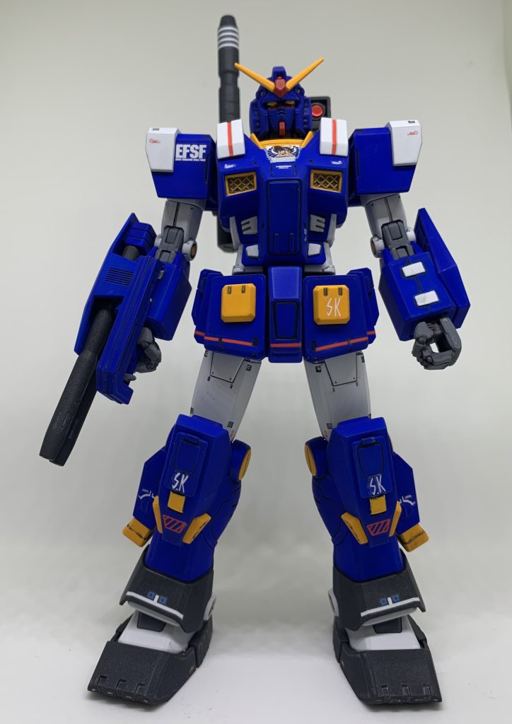 プロポーションは変えず、パーティングラインと接着跡を消した程度です。塗装は混色無し。関節部分:メカサフヘヴィ下地:ベースホワイト白:MSホワイト青:MSブルー(少し青みが強かったかも)黄:キャラクターイエロー(ここだけピンクサフを使用)バックパック他:MSグレー連邦用サーベル:蛍光ピンクの上から白を少々吹き付け。バックパックの赤丸はカスタマイズマテリアルの3Dメタリックシール