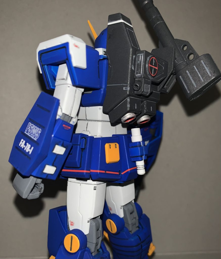 ビームサーベルを持たせたいので、ジム・インターセプトカスタムからラックを拝借。ドアン版ジムが手に入れば2本装備できたのだが、それはグリーン版の時までに。バックパックの斜めに出ているノズルは穴を開けてます。