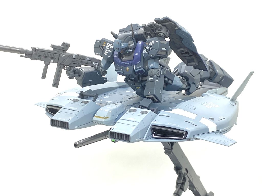 デカールの位置ですが・・・フライングアーマーやGディフェンサーの説明書を参考にしたのですが当然ながら似た様なのは少ないので結局は自分で考えて貼る事になりました。余っているシールは多数あるので細かいディテールの傍に小さめのを貼って情報量を増やし、主翼や尾翼は飛行機と同じく構造上、強固に出来てないでしょうから戦闘機モデラーにはお馴染みの「NO STEP」を上面に必ず貼りました。コクピットはただのモールドなのでまずはその部分を彫刻刀で少し深く彫ってマスキングしてゴールドを塗り、最後にハセガワから出てますクリアーガラスフィニッシュをキットに付いてますシールをガイドにして切り取って貼り付けました・・・目立たないのですがガラス感は出てるので良いディテールアップになります。クリアー吹いた後に前に作りましたジェスタを乗せたのですが・・・これがメチャクチャカッコ良くてデルタプラス以上に「手間暇掛けて作って良かった」と思ってしまいました(笑)。