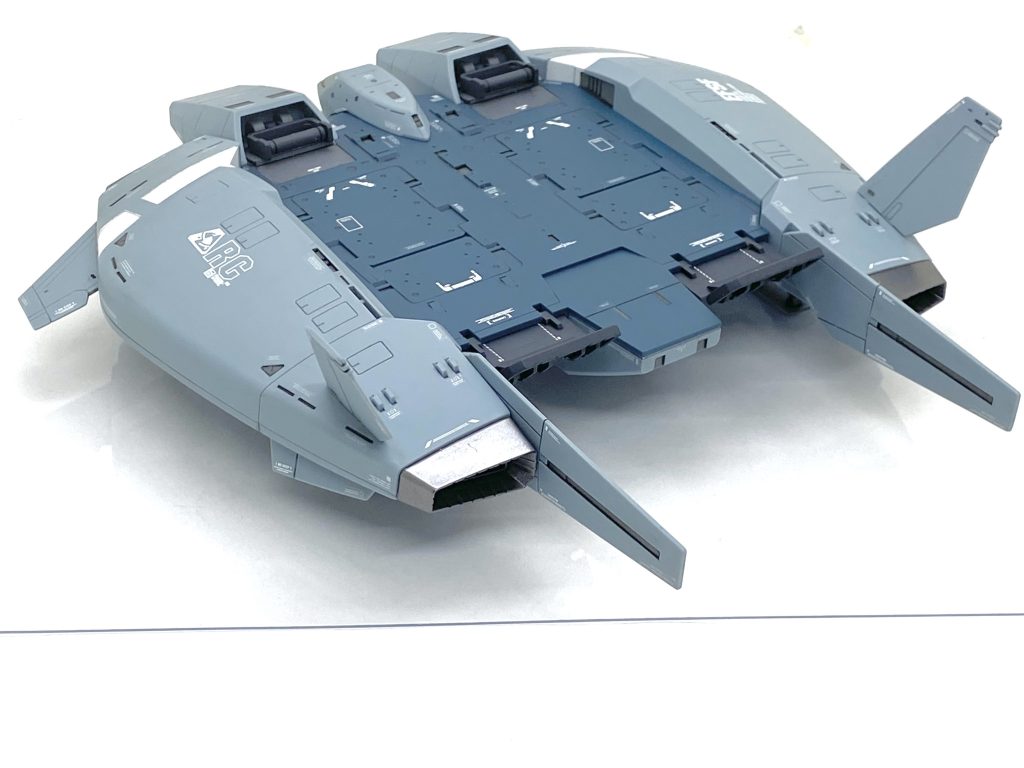 塗装箇所とカラーレシピノズル、メガ粒子砲砲身部→(ガイア)フレームメタリック(1)全ての白部→(クレオス)クールホワイトグリップ、フットレスト等→(ガイア)メカサフライト凹ディテール、ランディング・ギア、底部配線、ホバー部等→(クレオス)ニュートラルグレーコクピット→(ガイア)ヴィクトリーゴールドランディング・ギアシリンダー部、底面凸ディテール→(クレオス)ガンダムマーカー・メッキシルバー