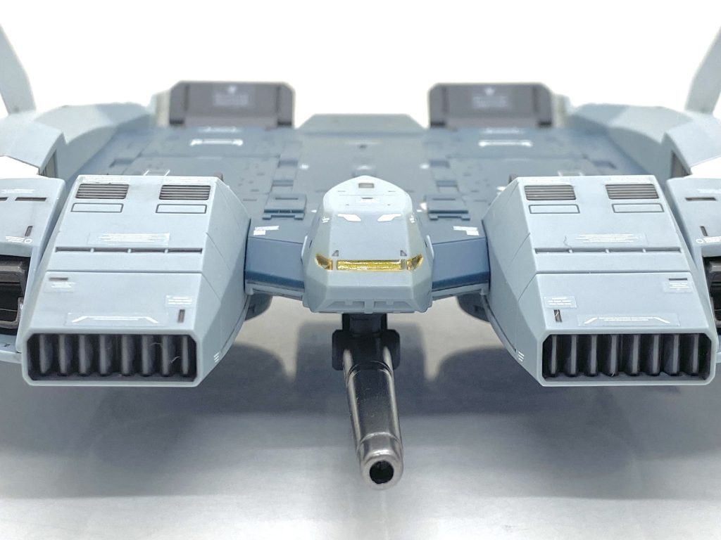 EFSFやロンド・ベルのマーク、ラー・カイラムを示すRCのマーキングなどはデカールですが今回は2/3以上は他のキットに余っていた転写式のガンダムデカールやマーキングシールを使っています(主にMGガンダムver.ka、デルタプラス、RE/100ディジェ、バウ等)。デカールも何かのRGの余ったしか使ってないのでデカールを節約出来ました(笑)。コクピットの窓枠にはクリアーガラスフィニッシュを貼りディテールアップしています。