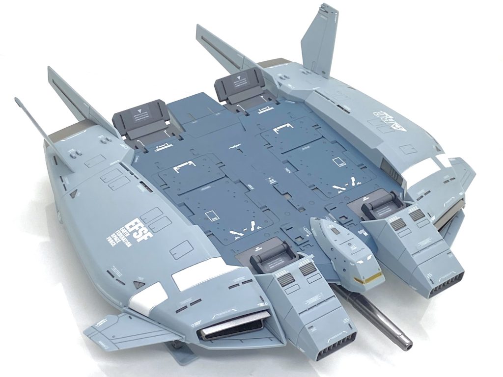 キット化されると聞いた時は本当に驚きましたが、すぐに買いに行きました・・・確かお店にはアンクシャやゼネラル・レビル配備のリゼルC型なんかが一緒においてあり、今の状況が信じられないぐらいに在庫が豊富でした。買ってすぐにパチ組みしたら30分ぐらいで組みあがり、同じくパチ組みしていたジェスタを乗っけて少し遊んでました(笑)。それ以来箱にしまっていて、ベースジャバーは「多分、パチ組して終わりかな・・・」と思っていたのですが気が変わったのはX上のイベントが続く為で最初が梅雨のプラモ展示会2でしたのからです。サクッと完成させたい為でその次がSEED系限定のイベントでフリーダム作るのはかなり手間が掛かりそうなので・・・ですがベースジャバーの底面のディテールを見てまた気が変わってしまうのです(笑)。