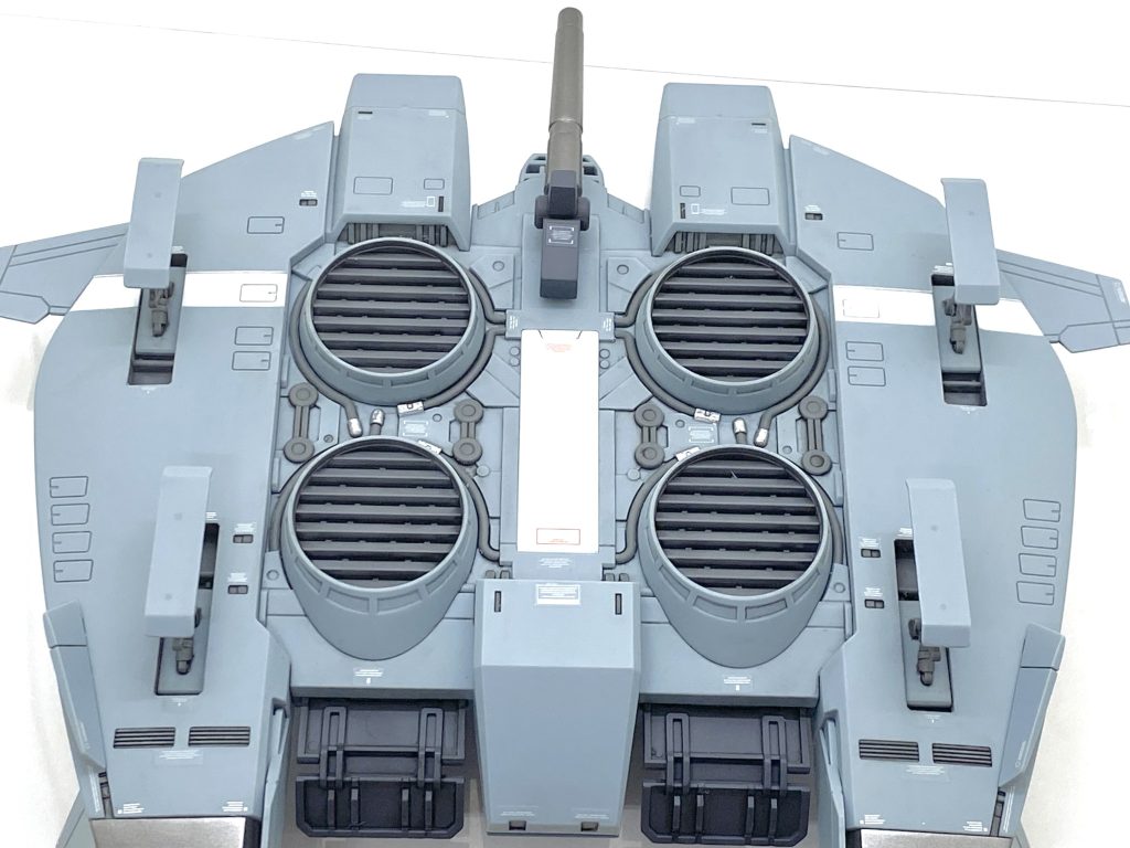 合わせ目もほぼ消すつもりは無かったのでメガ粒子砲だけは目立つから接着して消しましたが側面の長い合わせ目は0.4のダンモを使い、段落ちモールド化しました・・・ですがキチンと処理して墨入れしてるので全く違和感ありませんでした。二日で表面処理まで終わり塗装を始めるのですが・・・底面のディテールは素晴らしい物があり、ただの墨入れだけですと味気ないのでホバーのダクトや配線コードはニュートラルグレー、ソケットみたいなディテールはガンマカのメッキシルバーでチマチマ面相筆で塗っていきます(プロの方もガンマカのメッキシルバーを使っていると模型誌で読んだ事があり真似してます)。フットレストやグリップは可動するので塗膜が強気ないと剥がれてしまうので今回はサーフェンサーであるメカサフライトを使いました・・・トップコート吹けばかなり強い塗膜になり、動かしてもそんなに傷にはなりませんでした。ホバーのダクトは1パーツとは思えないほど立体感があり、ここはメカ色で塗分けると絶対に良くなると思います。