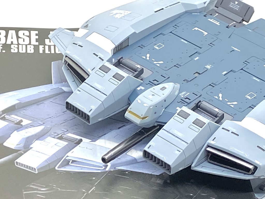 最後は説明書と。こういうサブメカのキット化は世界観を広げますからドンドンキット化して欲しいと思います(品薄で買い難いのが難点ですが)。ベースジャバーは当初は一週間くらいでサクッと作るつもりが・・・RG並みの素晴らしいディテールのおかげでキチンと仕上げないと勿体ないと思い、筆塗りでの塗分けはかなり頑張りました(笑)。前に作ったジェスタは結構デカールを貼りましたから、それと同じ位にはマーキングはしないと世界観が合わなくなりますからマーキングシールとはいえ、相当な枚数を貼りましたが艶消しクリアーのおかげで全くいつもの作品と遜色ない物になり上手くいったと思います。プロの方もガンマカのメッキシルバーを使っていて、これを面相筆や爪楊枝を使って塗分ければ更に良くなると思いますから是非参考にして下さい。ご覧して頂きありがとうございました。