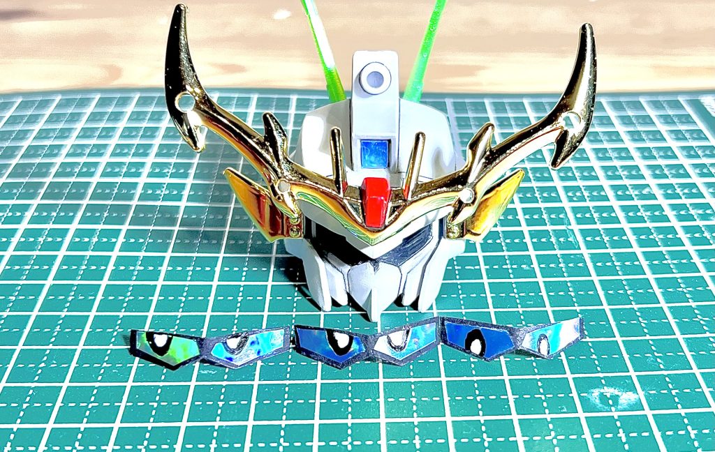 こちらが目線シートマグネットシートにホログラムシールを貼り、目玉を手書きしました。後の世の鉄機武者的なアレンジ(歯車状の意匠)をするか迷ったのですが、元々のデザインへのリスペクトとしてそのままにしました。