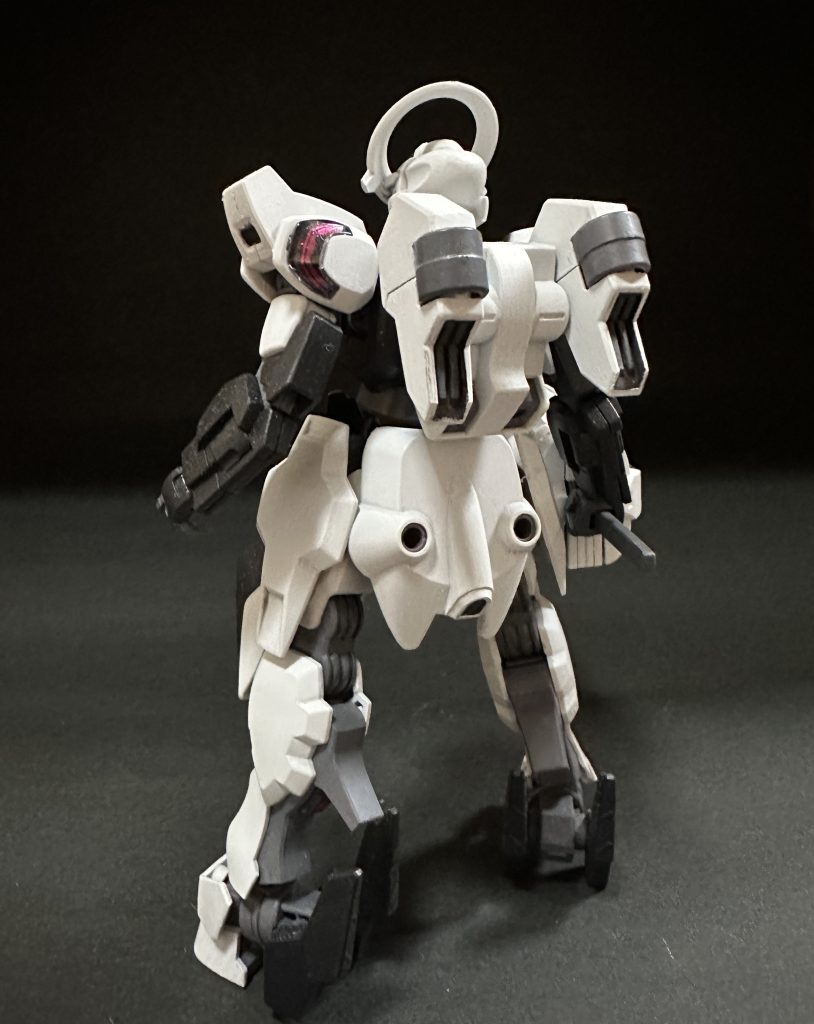 色ほぼ２色しかないし、かんたんかなーと思って塗りはじめましたが、こういうものの方がバランスが難しかったりします。どんな黒にするかけっこう迷いました。