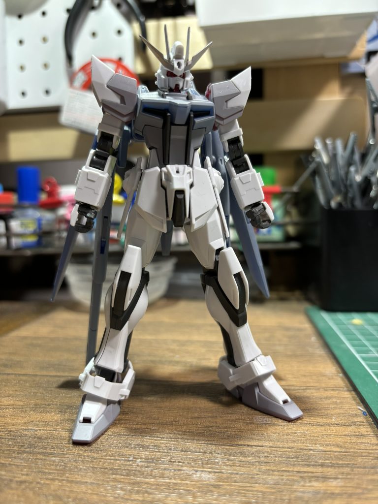 クリヤーカラーのままだと、すじぼりとかがわかりにくいので、捨てサフをで、この時点で肩アーマーを小型化しちゃってますね