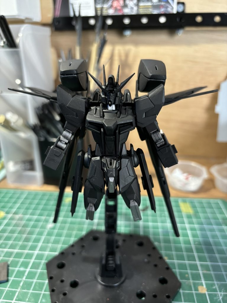 大体の改修を終えて、黒サフ吹いた後です胸あたり、プラバンを使ってのディティールアップ頑張りました