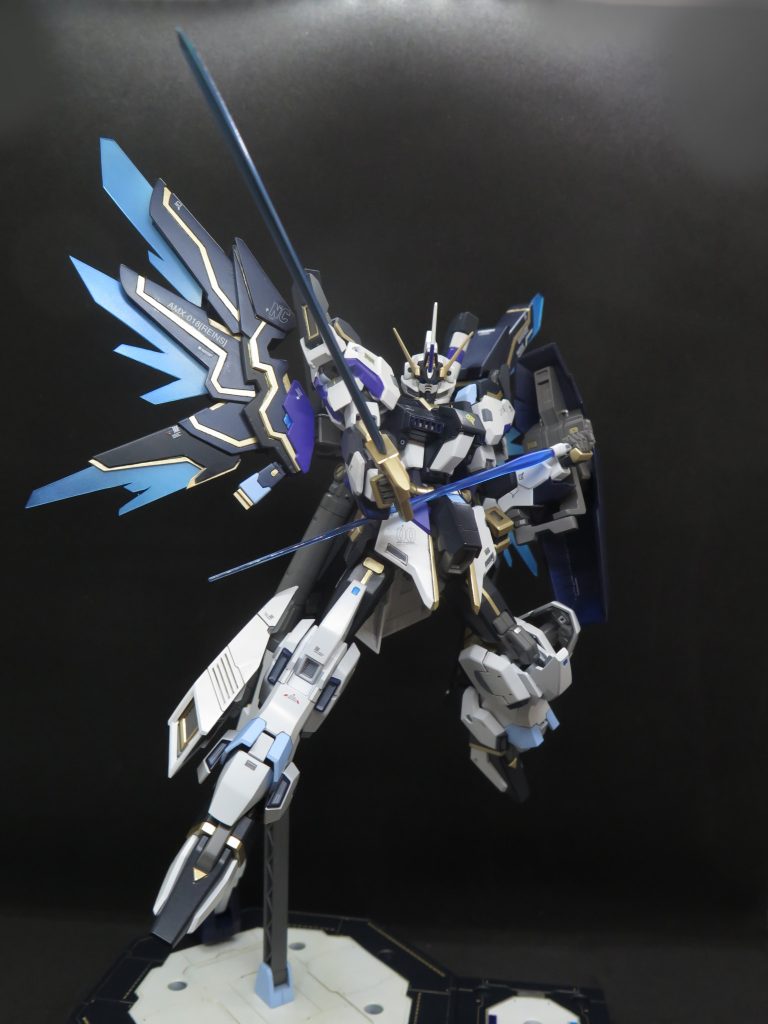 オフェンスモード“ロック解除！オフェンスモードフェイズ2…行きます！”“これが私たちの絆...私たちの力や！！”シスクードと同類のリミッター解除機能、二段階の解除でフェイズ１とフェイズ２が存在している。一段階のフェイズ１では手慣れたパイロットなら辛うじて対応可能である。リミッターを完全に解除した状態であるフェイズ２には計り知れない性能を持つ、しかしあまりにも高い機動性を発揮するため、この状態で乗りこなせるパイロットは存在しないと言われている。