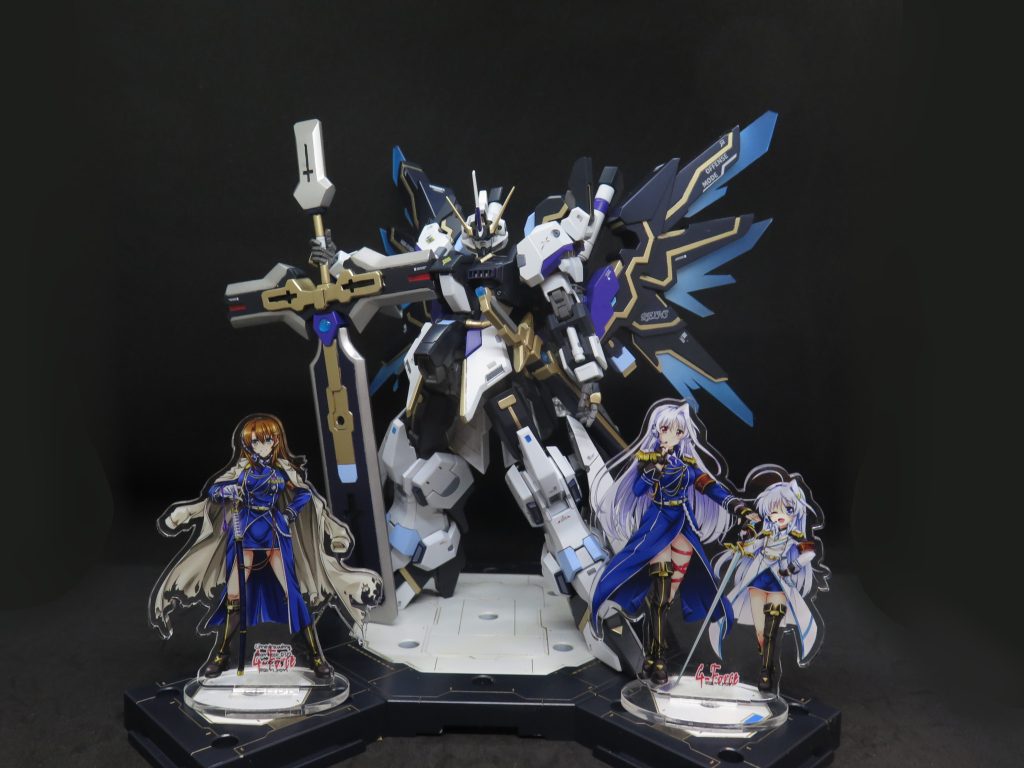 パイロット紹介：ハヤテ、アインス、リイン本名はハヤテ．ヤガミ。本業は古書店の店長を務めており、GBNにおいても名高いダイバーである。コールサインはロングアーク00、所属フォースのリーダーとして、豪快の振る舞いや優秀たる砲戦センス、及び高き統率力の持ち主である。その故にサーバー内では夜天の騎士長(ナハト．ライター)とか、狸司令などの異名も持つ。アバターは専属仕様の軍服を纏い、髪型はセミロングで育ちが良い成年女性の容姿をしている。理由は本人曰く：この姿の方が機体を扱い易い。ビールのような飲み物を持つ姿がよく見られますが、アレは炭酸水入りの麦茶です、中の人は一応未成年なので。隣にはお揃いの格好をしていて、姉妹である二人のパートナーが常についている。二人ともゲーム内では“強化型パイロット試験体[1]”の能力を持つ指折りのダイバーであります。やや年長で物静かの方は姉のリインフォース．アインス。本機の製作者であり、通常時のサブパイロットでもある。建築系専門学校から身につけた知識をプラモデル制作に転用して、ビルダーとしては類まれな腕前を持つ。実戦ではオールラウンダーなパイロットとして、剣捌きもかなり得意とされている故、接近戦の場合では彼女が機体を操縦する事が多い。幼くて健気な方は妹のリインフォース．ツヴァイ、愛称はリイン。ゲーム内では同時にニュータイプの素養を併せ持つ。通常時は戦術予報員として任務計画を手伝い、戦闘時は僚機として二人にサポートを行う場合があり、姉の不在時は本機の代理サブパイロットも務める。[1]出自は“機動戦士ガンダムMSV-R ジョニー・ライデンの帰還”。ユーマ・ライトニングやイングリッド0のような精神的ではなく、肉体強化を施されたことで高機動戦闘に特化した身体能力を持つ人間を指している。機体紹介：騎士機クロイツリッターハヤテとアインス(またはリイン)が搭乗する機体、ベースキットはトーリスリッター。主の改修点は指揮機能強化で頭部左右にブレードアンテナ増設、及び機動力強化で背部のミノフスキードライブ換装、脚部側面に可動スラスター追加、コクピットが複座式に変更するなど、外装もネオ．ジオンの騎士用モビルスーツと似た意匠を見受けられる。ジェネレーター配置はミノフスキードライブ、及び他の高出力兵器を稼働する為に変更されており、ダブルゼータガンダムに匹敵する出力を有する。ベース機の優れた性能もあって、本機はνガンダム、サザビーのような第四世代モビルスーツの頂点に達する機体に仕上がっている。長けている戦闘スタイルは数々の装備やミノフスキードライブよる高速を活かした白兵戦、及び中距離戦闘。装備変更を行えば遠距離戦闘の対応も可能。原型機のHADESを取り外した代わりにREINSという戦闘補助システムを装備し、高き追従性を確保すると同時により多様で複雑な装備を対応可能となった。GBNではそれを機体状況管制を務めるサブパイロットの形で再現している。本機の真価もそのシステムにあり、二人のパイロットの息合い次第で発揮できるポテンシャルが大きく左右される。フォース紹介：第六外郭特務中隊-ロングアークバビロニア・バンガード級4番艦―ノクス．カエラムを旗艦とするダイバー部隊。装備と戦績記録を見て上位フォースだと伺えるが、構成員、所属機体などの詳細はまだ不明の点が多い。今どころ確認できる所属機：ロングアーク本隊-騎士機クロイツリッターリイン専用ネモディフェンサーカスタムアースラ分隊-レイジングドレッドノートガンダムゲルググアイゼンブレイズジャスティスガンダムギャンレーヴァテイン