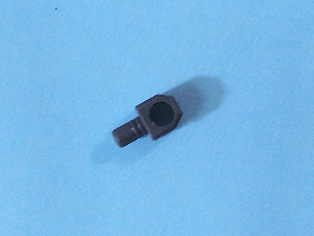 天〈皆さんの家でこんなポリキャップ見たこと無いかい?カ〈よく初期HGUCによくあるポリキャップにゃんね。ジムやアッガイ。最近だとベアッガイ作ると絶対余る部品にゃん。天〈そう。なんか変な形してるから他に使い道が無いポリキャップだけど