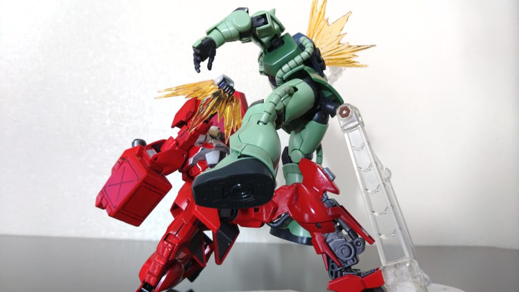 「ジオンはここから出ていけぇ！！」無限式の拳はMSの強固な装甲をも確実に打ち砕く威力がある。