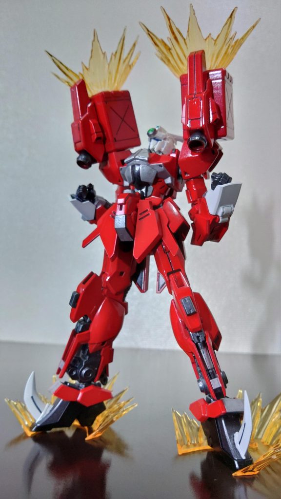 「全ミサイル発射だぁ！！」肩部に装備されたミサイルは戦艦をもハチの巣にしてしまう程の威力がある。本来は全身にミサイルを装備する予定があった。