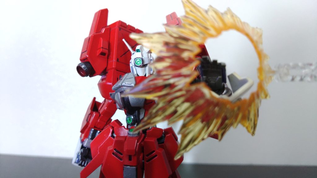 「そんなものが効いてたまるかよ！！」無限式の赤い装甲は特殊なフィールドを形成しており、あらゆる攻撃を跳ね返す。