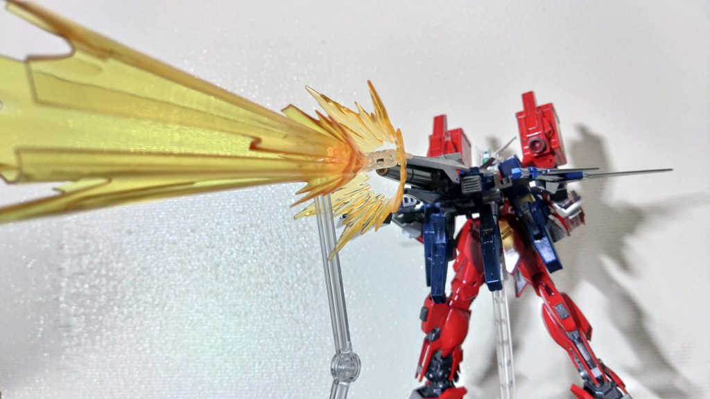 「イデシキ・ガン発射！！」一撃で艦隊を消滅させる威力を持ち、コロニーレーザー並みかそれ以上とも言われている。