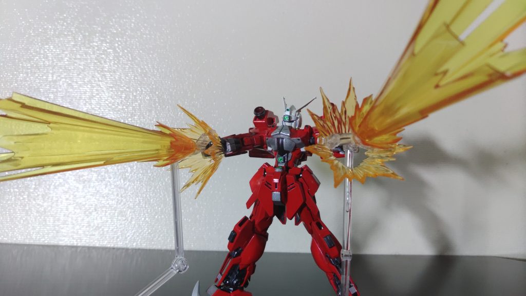 「いけるぞ！イデシキソード！！」腕部から大きなエネルギー刃を形成し、一振りでアクシズ並みの小惑星を切り裂く切断力を持つ。