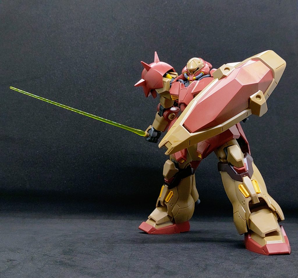 サーベルとシールドを構えて1枚