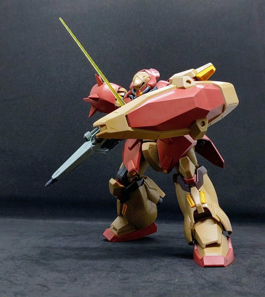 ライフルとシールドにサーベルを構えて1枚