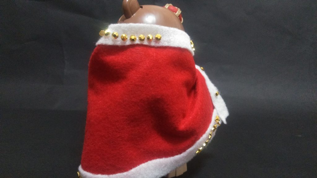 リアビュー ロードガウンは百均のフェルトで作りに、ジュエルシールで宝飾を加えました。両面テープで装備しています。