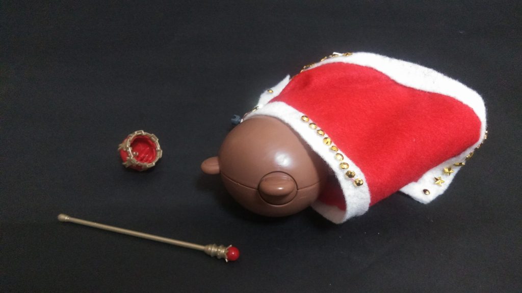 ガウンの裾を踏んで転んじゃうのは御愛嬌王冠と錫杖は、百均のミニチュアからそのまま持ってきました。