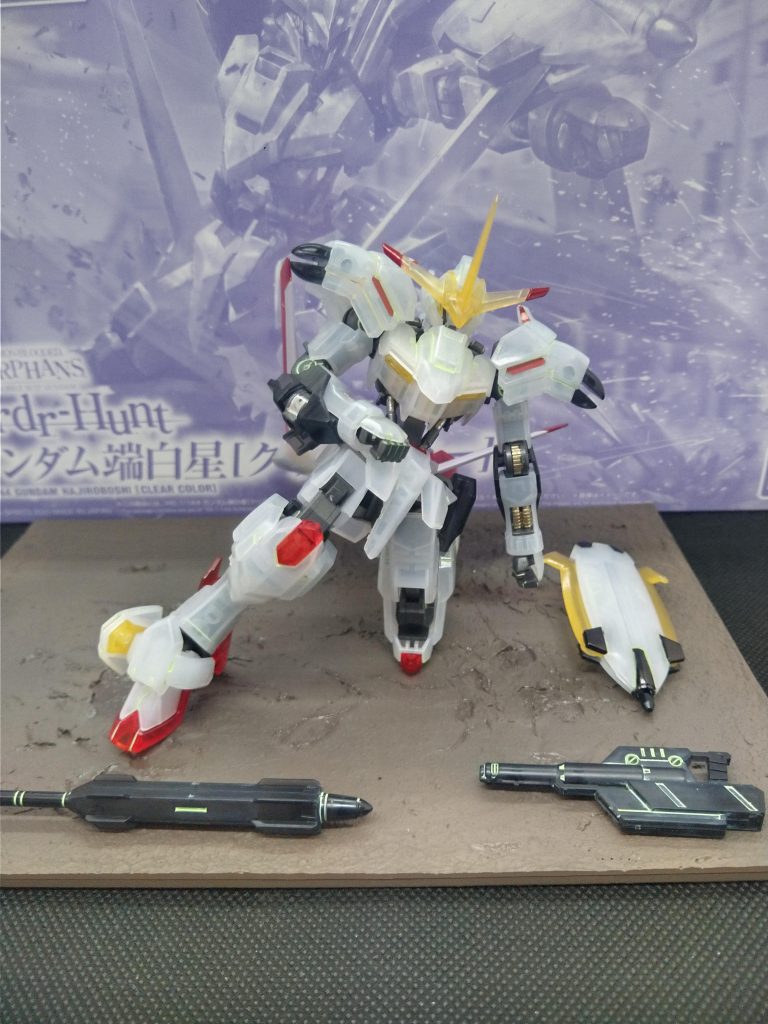 HG汎用鉄血ガンダムフレームはフロントスカートが干渉して膝立ちできない(・ω・`*)あと重量級の背負物に肩と腰が耐えられない。そんな欠点もあるけど良キットです!