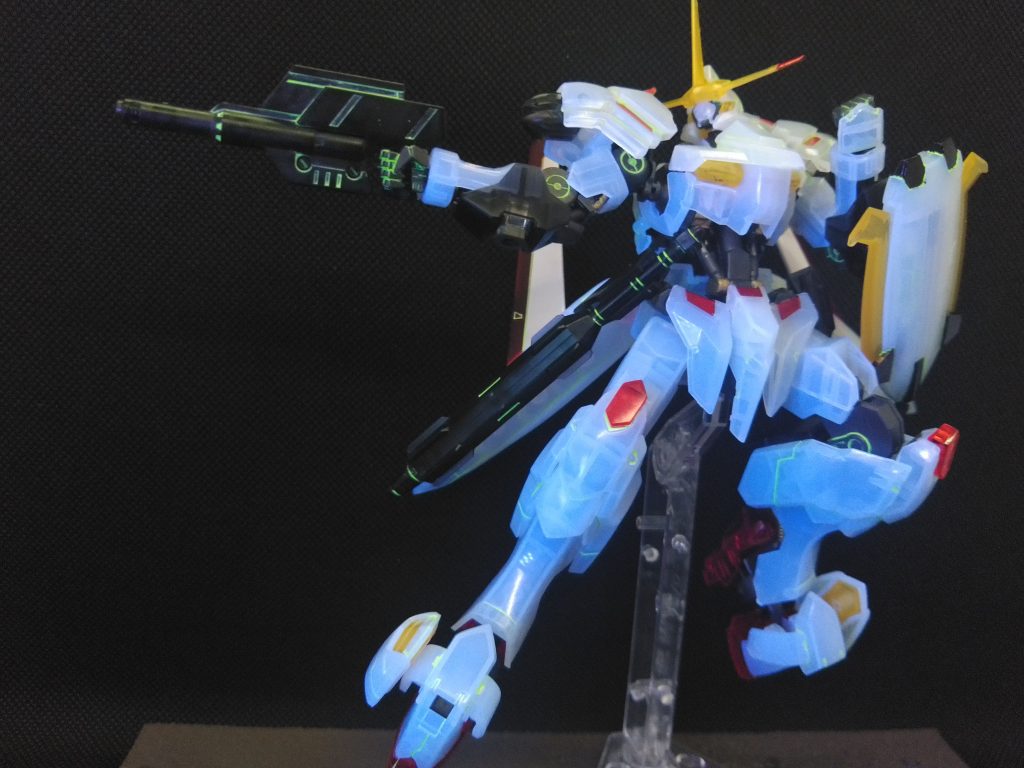 中身が詰まってないHGは透明クリアより乳白色クリアの方が好き( ̄¬ ̄)MGやRGなら透明クリア越しのメカニカルで映えるからまた違うケド。