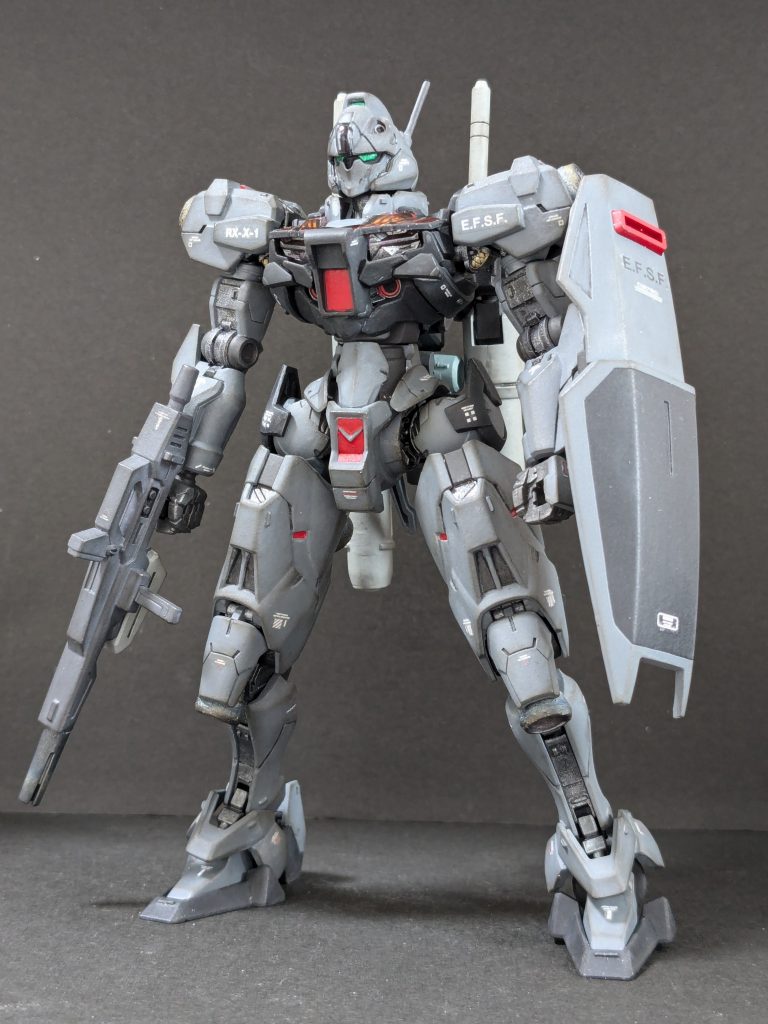 【正面】一応GANDザクと同じ世界線で、パーメットを見つけてしまったジオニックを吸収したアナハイムの試作機というイメージで。正中線の腹部と股間の形状を連邦機調にしてみました。兵装は時代設定的にもマークIIのものを拝借。