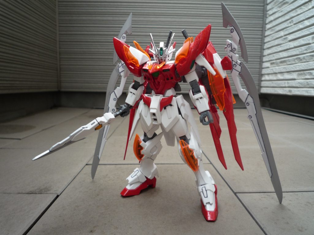 立ち姿両ウィングにフェザーブレイドを取り付けるので一回り大きくなりますカスタムキットが2セットあればフェザーナイフをフェザーブレイドに取り付けて羽根っぽくできますが残念ながら当時1セットしか買えなかった・・・