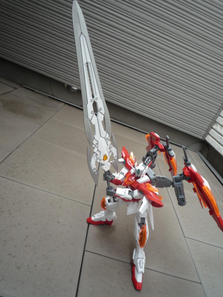 フェザーブレイドを2つ合わせることでアストレイブルーフレームばりの巨大大剣フェザーバスターソードに!もとのキットの可動域が広いので両手持ちもいけます