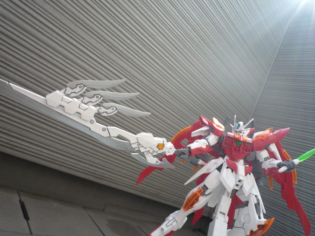 フェザーブレイドにフェザーナイフをつけて片手持ちの長剣スタイル手首パーツは角度がついているので水平に持てます 今回は使ってませんが他のMSに付けられるジョイントパーツも付いているので、機会があれば使ってみたいと思います最後までご覧いただきありがとうございました