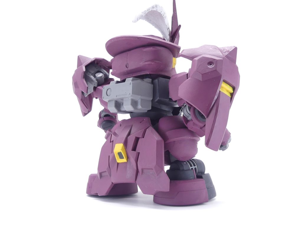 後ろから。そもそもの発端は、「GBNW」で登場したSDGP-羅刹(2018年製作)でした。このとき、家に眠っていたSDGP02の頭の上半分だけを使用。残りの部分はジャンクパーツ扱いで眠らされていました。家には発売当時買ってそのままのディランザもあったのでミキシングしてみようと言うことになり・・・・・・結局使ったのは胸部と頭下半分のみ。ううむ。ともあれ、ズゴックMMが好評を得たことで成し遂げた本作3機目の幅つめSD化です。胸部にディランザの肩接続パーツを埋め込むことで腕を接続可能に。そこからディランザの腹・腰を接着。前腕は切り詰め。上腕内部はボールデン1軸関節。足は腿に足首を直接接続。スカートは地面に当たるのでモールドで削りました。また、手首は元キットのままだと小さすぎたのでデミトレーナーから借りてきて大型化しています。3本指になりましたが武装の保持はしやすそう。