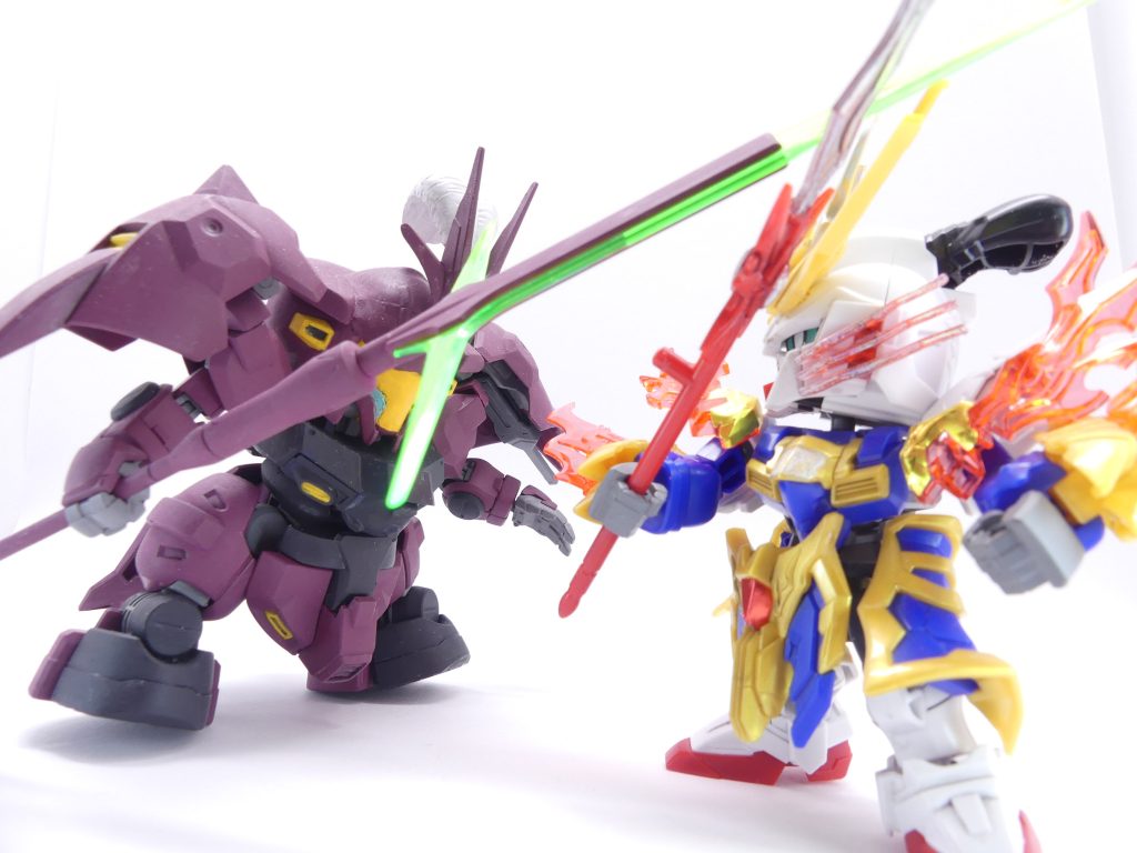 Page5「決闘クルセイダー」ナイトリージョン・ヴァトラス城。アマミチ達は、「決闘」を申し込んでくるガンプラを退けなければなりませんでした。ディランザの改造ガンプラは、SDのディランザが存在しない以上ミキシングとスクラッチで製作された・・・まさに「本物」。まるでちょっとグエル先輩のような物言いに、さすがのサクラもたじたじ・・・というか、一瞬にして倒されてしまいました。・・・とはいえ、「エバーブック」でログインしている演者も、そしてガンプラも、現実世界では傷一つありません。エバーランドでは痛みや苦しみが演者にフィードバックされるのですが、それも現実世界に戻れば全て元通りになるのです。・・・ただし、「撃墜」された場合、復活までは多大な力を要します。だいたい1週間くらい、再びEP(エネルギーポイント)が溜まるのを待たなければならないのです。それもあって・・・次に戦うのは、当然バトルが苦手なアマミチとなりました。