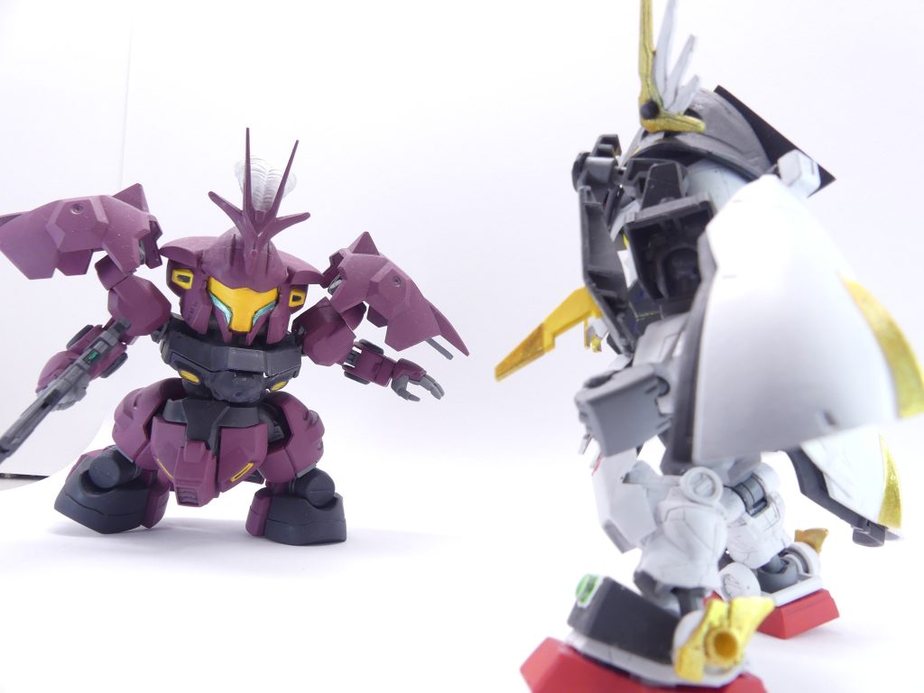 「お前、名は?」「は、はい!シイナ・アマミチ・・・じゃなかった、ガングリモワールです!」ディランザは、正しい形での「決闘」を求めていました。他の者に邪魔されない、一対一のガンプラバトル。本当は秘宝などどうでも良かったのです。自分のガンプラの力を、ただ試したかったのです。そんなこともいさ知らず、バトルはディランザ優勢に進行。ガングリモワールも新たな「ガンプラ魔法」を使って立ち向かいますが、HG譲りの重装甲はほとんどダメージを与えることができません。EPばかりが消費されていきます(ガンプラ魔法は出すだけでEPを消費するうえ戻せない)。エバーブックを通して、「ガンプラ部」の人々からの声援が届きますが・・・アマミチに、それを気にしている余裕はありませんでした。ディランザのGP(ガンプラパワー)は450。演者の動きも軽やかで、スピードでもパワーでもガングリモワールを圧倒してしまいました。ガングリモワールの左腕が、空に舞います。