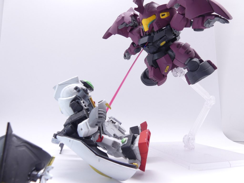 「ここは、戦場だ・・・おびえた奴から、死ぬぞ!」とどめを決めようと、ディランザが飛び込みます。アマミチの脳裏に浮かぶのは、ガンプラ部の面々、そして・・・「君が。・・・この世界を、守るんだ!」・・・ガンニッパーの声でした。「僕は、「エバーブック」に従う!!」ガングリモワールは、失った左腕に「ガンプラ魔法」のランナーを接続し、ビームサーベルでディランザを突き刺します。「・・・お前の、勝ちだ。・・・最後が、お前みたいな初心者で。ほんと・・・良かった・・・」爆発するディランザ。それは、どこか満足げで・・・そして、覚悟を決めていたようにも映っていました。アマミチは、生き残りました。決闘に勝ったのです。それが、この冒険の本当の始まりでしたー(次回は夏~秋頃更新。次回を待て!)