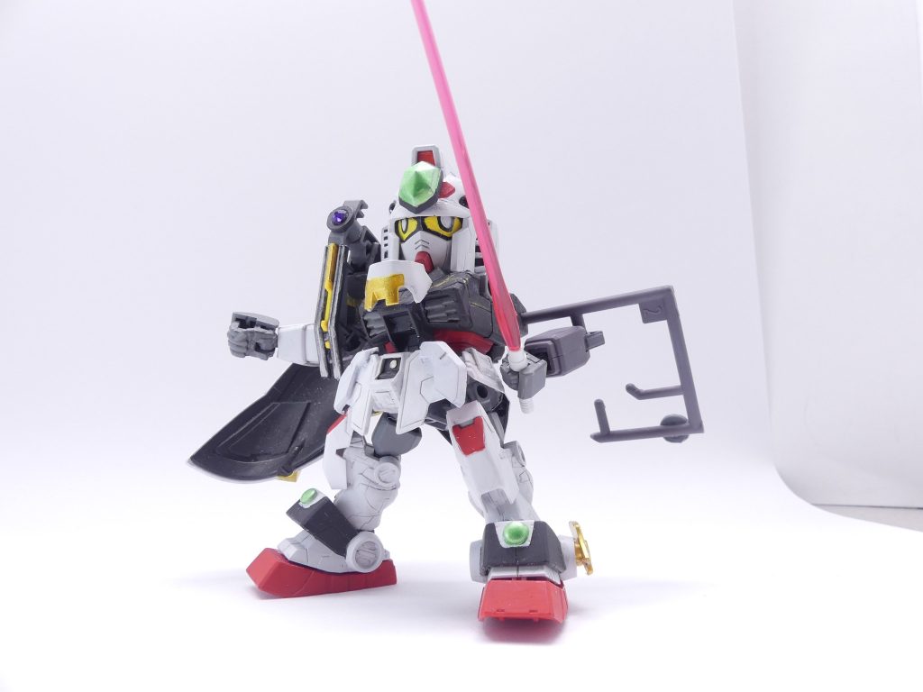 ガンプラ魔法の法則:一度に出せる魔法は現在2つまで。一度出すと破壊されるまで戻せない。また、出しているだけでもEPを消費する。ランナー自体も当たり判定があり、魔法が習熟することでそれ自体をも操れるという(アマミチが独自に考えた設定)。バトルシーンのランナーを接続したグリモワールですが、こちらは背部のバックパックに差し込んでいる状態です・・・