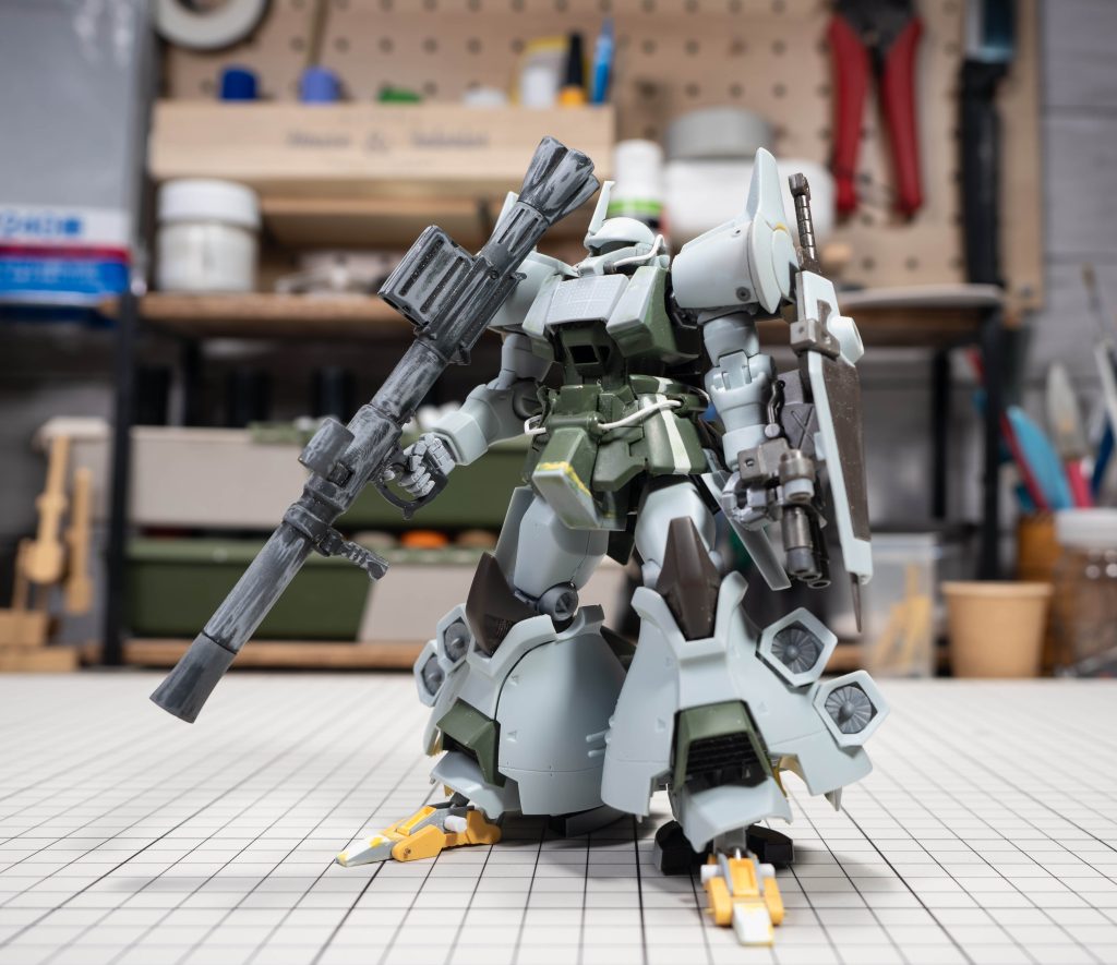 改修時の写真です。胸部のグフカスタムっぽさを払拭したかったのでフラットな飛行試験型風に改修。スカートはアーティファクトみたいなボリュームが欲しかったので前面を押し出し股間を増量、サイドを延長しました。バズーカはオリジンザクから頂戴してきたものです。