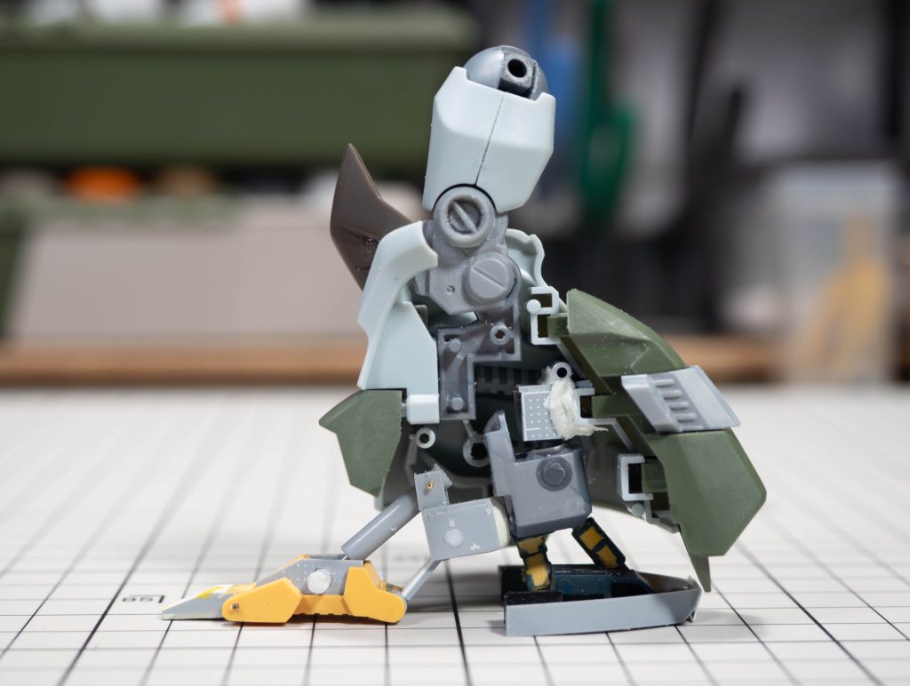 鳥足の断面図。既存の取り付け位置だと前すぎたので、後方に移設しています。前足の黄色いパーツは30mmの何かから、後ろ足の支柱はRGジオングのスタンド、足裏はドム（だったかな？）を流用。シリンダー機構はスクラッチで、接地できるように可動します。