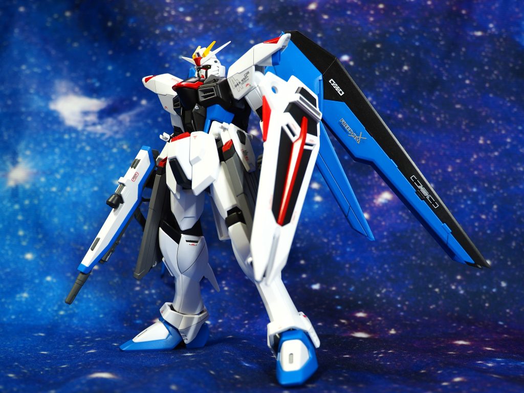 斜め前。デカールは主にHIQパーツの市販デカールとガンダムデカールを使ってます。