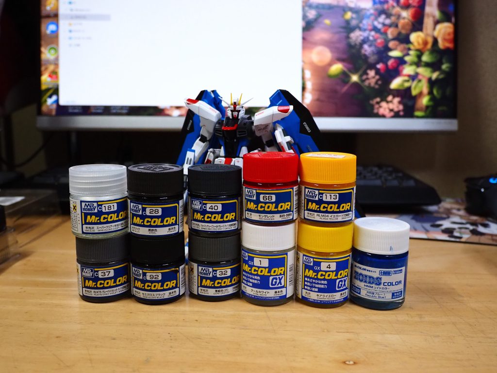使用した塗料一覧。主翼などの青、実はガンダム系の青ではなくゾイドの共和国ブルー。黄色はアンテナ部分だけ最終的にRLM04イエローを上塗り。モンザレッド塗る前に下塗りでもっと明るい色入れておくべきだったナ。仕上げは半光沢クリアーね