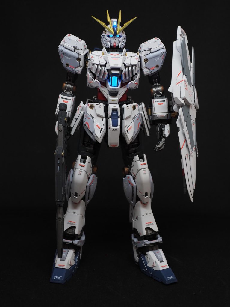 とりあえず、いつも通り正面からです。サイコフレームは付けてません。塗りたいカラーに塗れる設備がないのでオアヅケです。イメージは浮かんでるのですが、エアブラシ前提なんです。早く導入しないと。カラーイメージはまた、最後の方で思いを綴りたいです。アドバイスとか頂けると嬉しいです。てか、背景ブラックだとフレームが消えてる🤣🤣