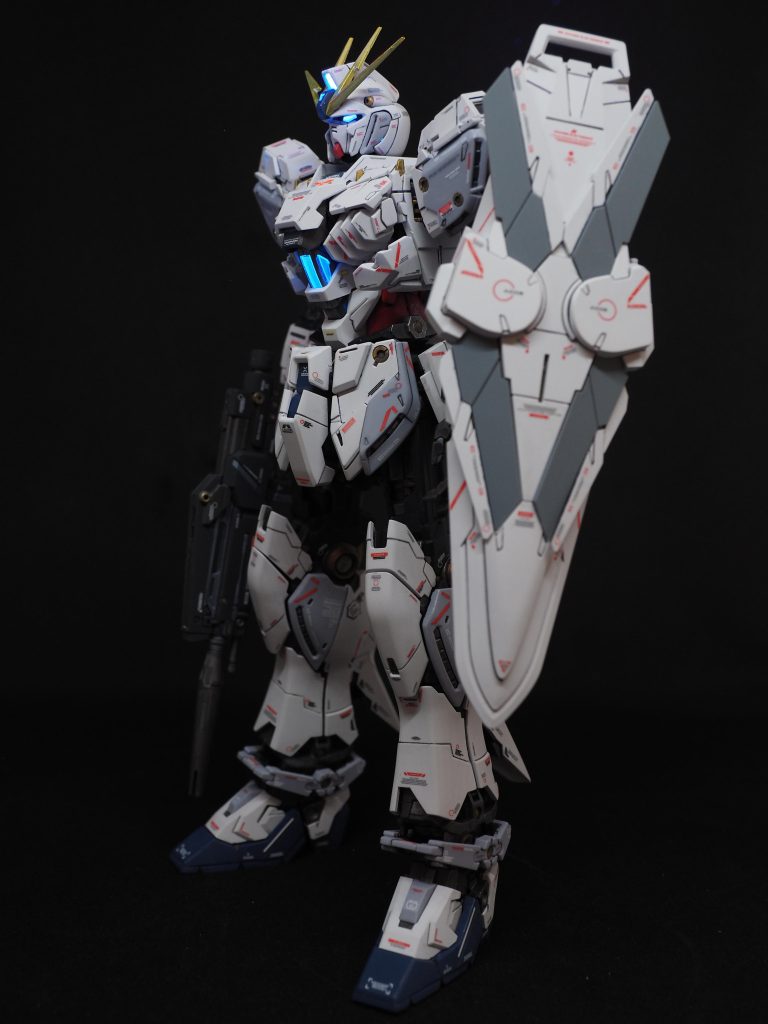 シールドのみサイコフレーム付けてます。成型色にマーカーでスミ入れでつや消しです。あくまでも仮です。このガンダム、痩せっぽちといいますが、意外とマッシブですよ。かなり気に入りました。胸部のサイコフレーム入れる所が開ききっますね。動かしてるうちに馬鹿になりました😭😭