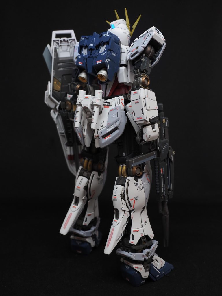 最近のガンダムはバックパックが大きいものが多いですが、こういった小ぶりなのも良きですよね。それにしても、ガンプラの成型色ってキレイですよね。物欲しげにデカール貼りまくりですが、趣味なんです。ついついここも、ここもとやっちゃうんですよね😅😅