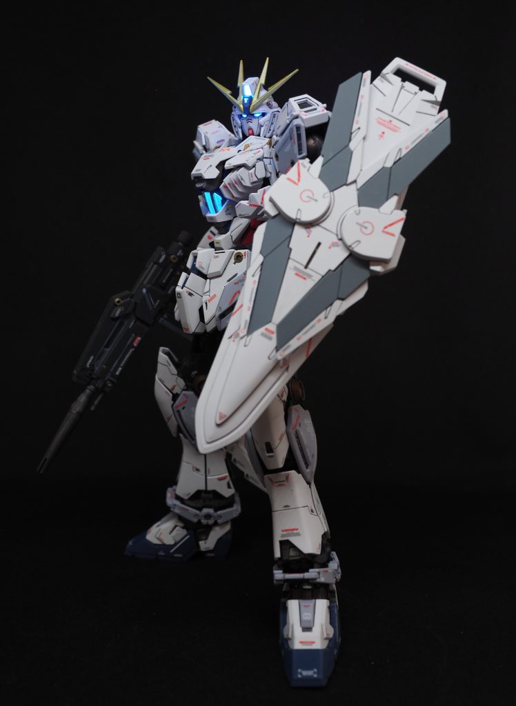 なにかに反応して斜め向きに警戒するポーズが、何気に好きです